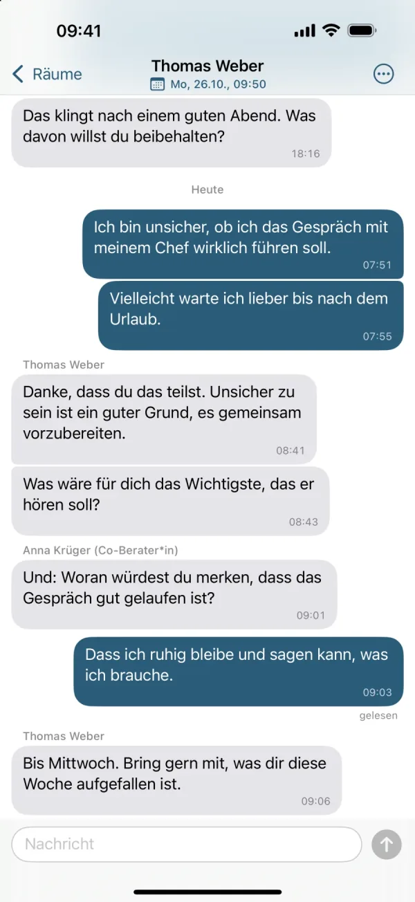 Die App Beratungsraum auf dem iPhone: Chat mit dem Berater Thomas Weber und einer zweiten Beraterin, erfundene Testdaten.